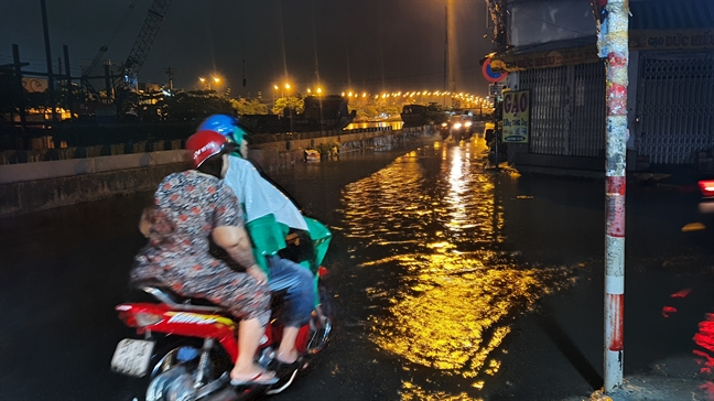 Mua ao den bat ngo, nhieu noi o Sai Gon ngap luc nua dem