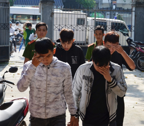 Bốn nam sinh bị khởi tố, bắt tạm giam vì chặn…cảnh sát để cướp