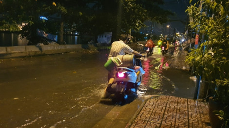 Mưa ào đến bất ngờ, nhiều nơi ở Sài Gòn ngập lúc nửa đêm