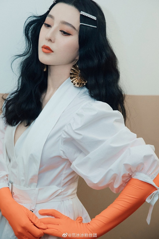 Phạm Băng Băng đi giày như ‘cà kheo’ xem show thời trang