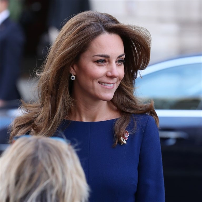 Cong nuong Kate Middleton 'cat bot' hoa tai cua me chong qua co?