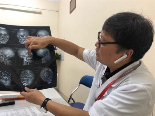 Điều dưỡng đang mang thai bị bệnh nhân giật tóc, đánh vào bụng