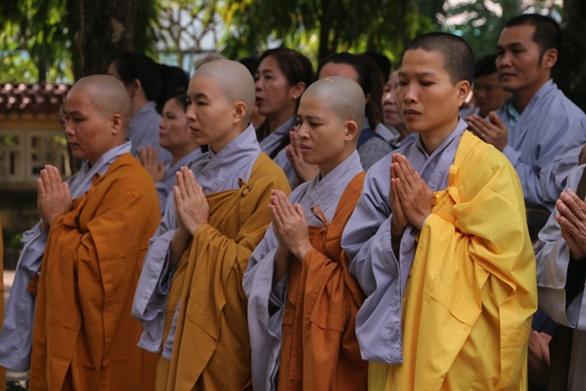 Hang nghin tang ni phat tu den du le nhap kim quan Dai lao Hoa thuong Thich Tri Quang