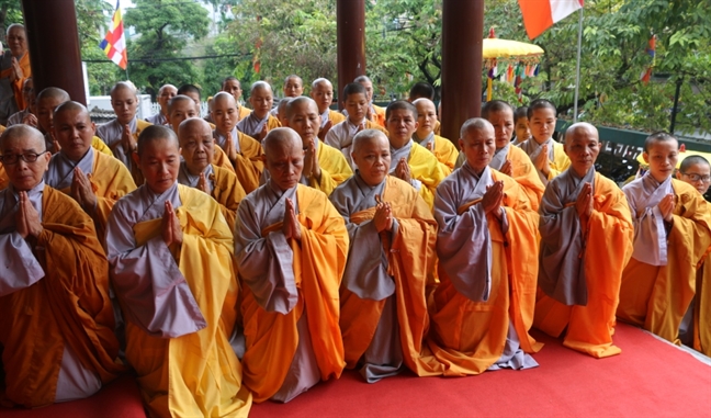 Hang nghin tang ni phat tu den du le nhap kim quan Dai lao Hoa thuong Thich Tri Quang