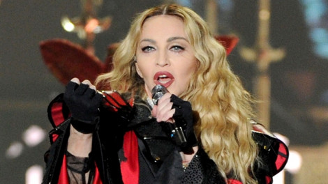 Madonna bị kiện vì tự ý dời giờ biểu diễn