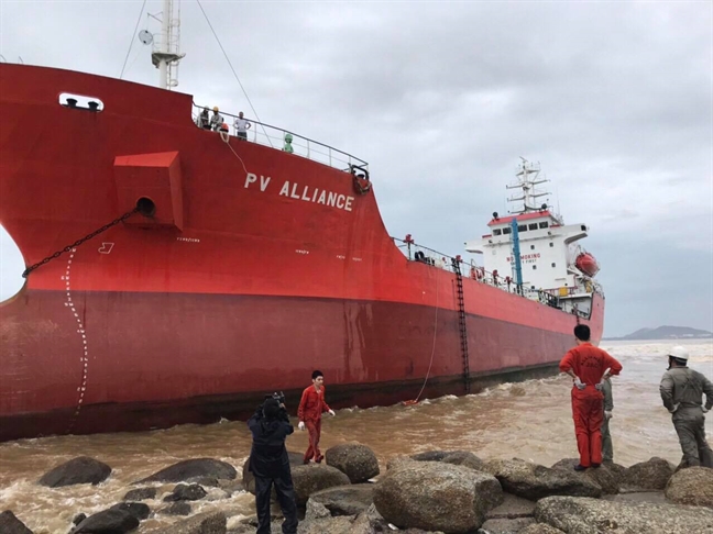 Lo bao so 6 danh dam tau, Binh Dinh chuyen hang loat tau khoi vung bien Quy Nhon