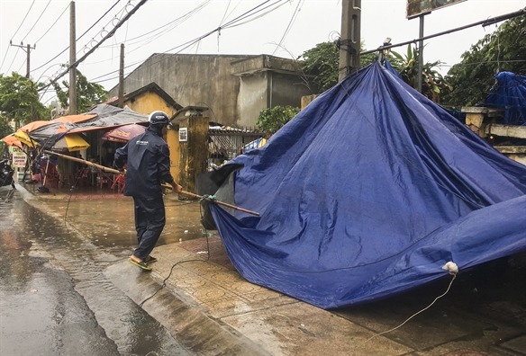 Duong pho Nha Trang vang ve truoc gio bao so 6 do bo