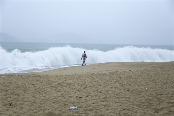 Duong pho Nha Trang vang ve truoc gio bao so 6 do bo