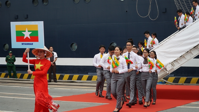 Ao dai Viet Nam thuot tha tai le don Tau Thanh nien Dong Nam A va Nhat Ban