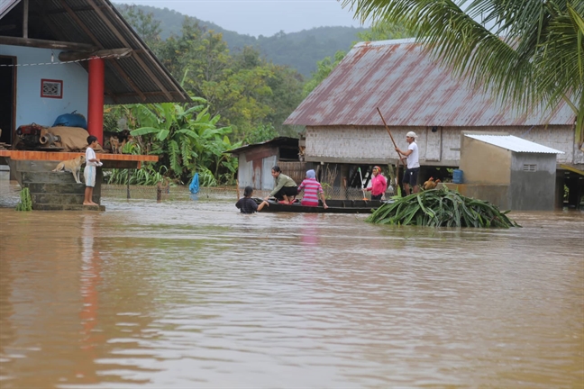 Hang tram nha dan o huyen Lak ngap trong bien nuoc