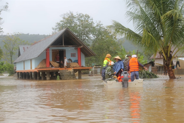 Hang tram nha dan o huyen Lak ngap trong bien nuoc