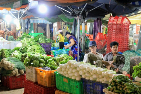 Giá nhiều loại rau củ về chợ TP.HCM tăng gấp đôi do ảnh hưởng bão số 6