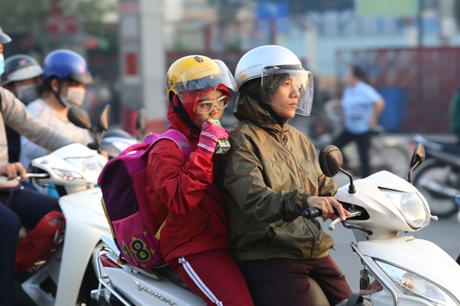 Sai Gon nang len nhung lanh vao sang som, nguoi dan thich thu dien ao am ra duong