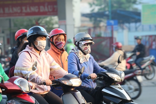 Sai Gon nang len nhung lanh vao sang som, nguoi dan thich thu dien ao am ra duong