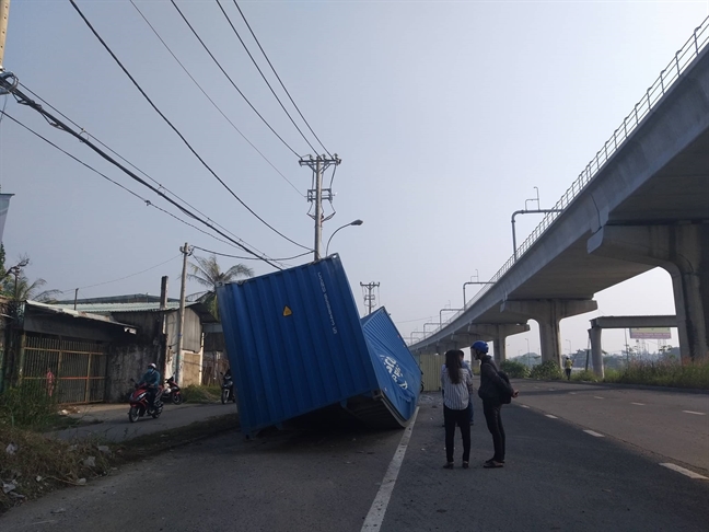 Khoi be tong dam cau vuot tren xa lo Ha Noi roi, de bep thung container