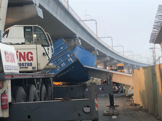 Khoi be tong dam cau vuot tren xa lo Ha Noi roi, de bep thung container