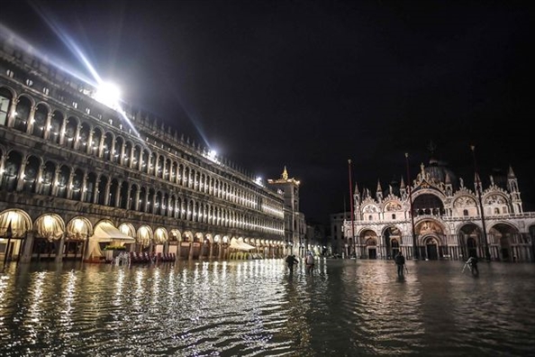 Venice ban hanh bao dong thien tai khan cap khi thanh pho chim trong nuoc bien