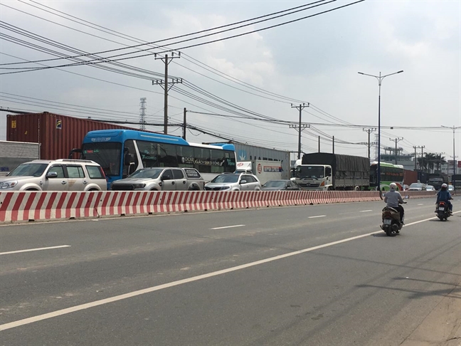 Xe container xep hang dai hon 2km trong lan xe may, giao thong tren Quoc lo 13 hon loan