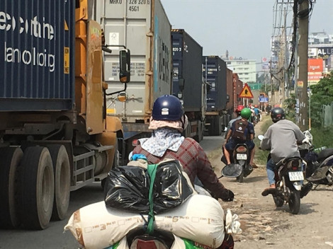 Xe container xếp hàng dài hơn 2km trong làn xe máy, giao thông trên Quốc lộ 13 hỗn loạn