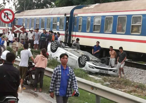 Bị tàu hỏa hất văng khỏi đường ray, nữ tài xế taxi tử vong