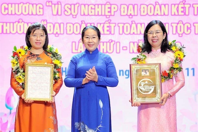 Hoi Lien hiep Phu nu TP.HCM nhan Giai thuong ‘Dai doan ket toan dan toc TP.HCM’ lan thu I nam 2019