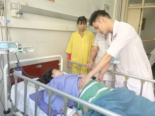 Sản phụ qua đường bị ô tô tông, cả hai mẹ con được cứu sống ngoạn mục