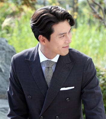 Nhan sác của 'Hoang tu man anh' Hyun Bin o tuoi 37