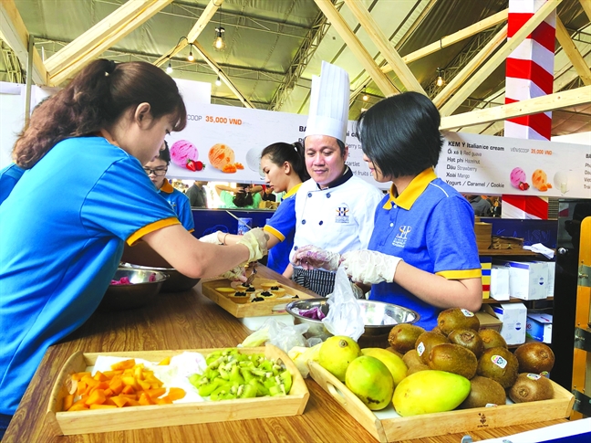 Dien dan ‘Phat trien TP.HCM thong minh, sang tao’ - Nguon nhan luc du lich  doi dao dang bi bo ngo