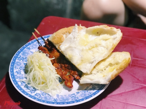 Món bánh mì độc lạ đến từ Campuchia đang làm say mê thực khách Sài Gòn