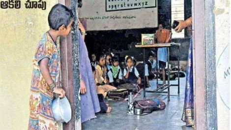 Từ bức hình gây xôn xao Ấn Độ, một bé gái được đến trường