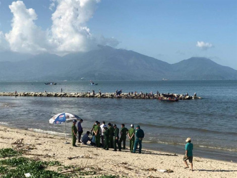 Câu cá gần cửa sông Phú Lộc, phát hiện xác một phụ nữ dạt vào bờ