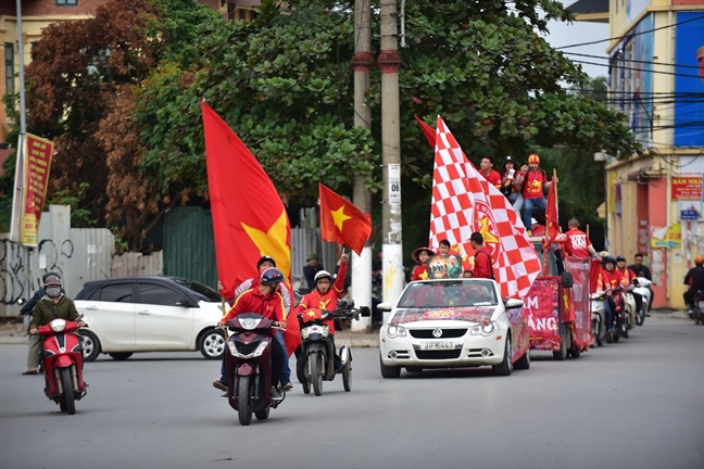 Hang tram nguoi dieu hanh quanh Ha Noi 'tiep lua' cho doi tuyen Viet Nam