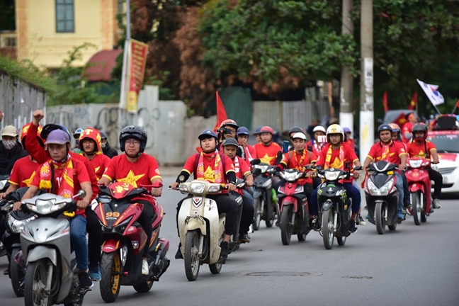 Hang tram nguoi dieu hanh quanh Ha Noi 'tiep lua' cho doi tuyen Viet Nam