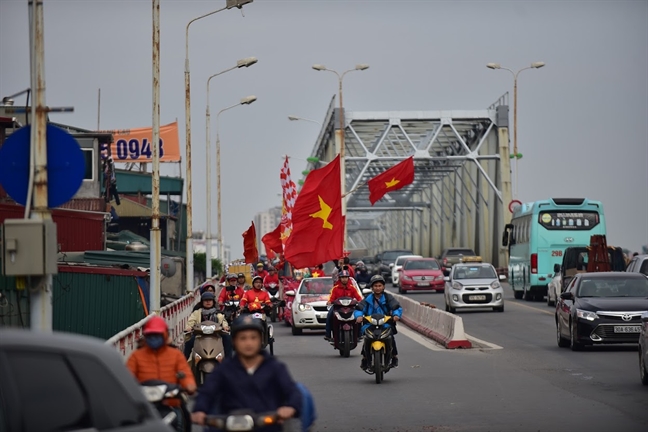 Hang tram nguoi dieu hanh quanh Ha Noi 'tiep lua' cho doi tuyen Viet Nam