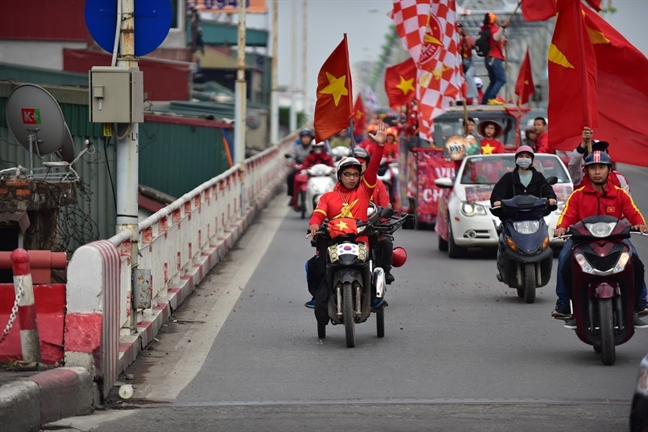 Hang tram nguoi dieu hanh quanh Ha Noi 'tiep lua' cho doi tuyen Viet Nam