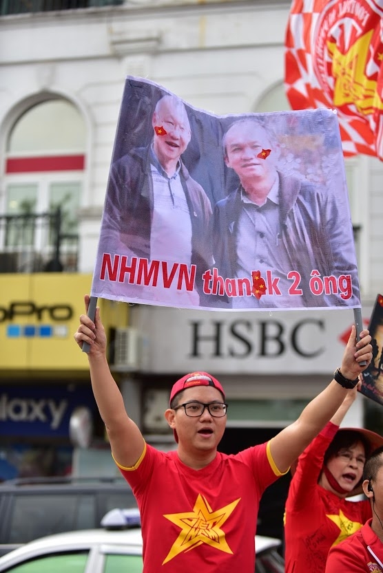 Hang tram nguoi dieu hanh quanh Ha Noi 'tiep lua' cho doi tuyen Viet Nam