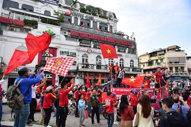 Hang tram nguoi dieu hanh quanh Ha Noi 'tiep lua' cho doi tuyen Viet Nam