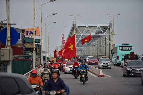Hàng trăm người diễu hành quanh Hà Nội 'tiếp lửa' cho đội tuyển Việt Nam