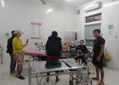 Sản phụ nguy kịch, em bé tử vong, người nhà kéo đến bệnh viện đòi làm rõ