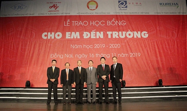 Tinh Dong Nai: 400 hoc sinh hieu hoc nhan hoc bong tu quy ‘Cho em den truong’