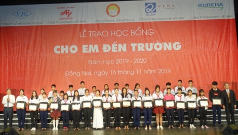 Tỉnh Đồng Nai: 400 học sinh hiếu học nhận học bổng từ quỹ ‘Cho em đến trường’