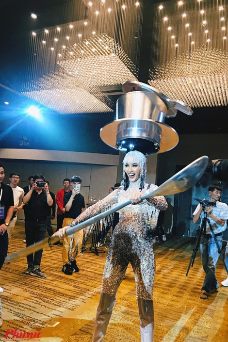 Hoàng Thùy mang 'Cà phê' dự thi đấu trường 'Miss Universe 2019'