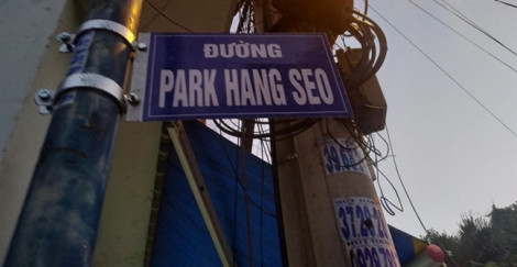 Người Sài Gòn thích thú check-in dưới bảng tên đường Park Hang-seo