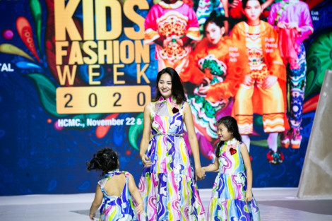 Hoa hậu Hương Giang cùng hai con tinh nghịch trên sàn diễn