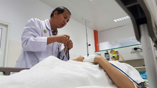 Giận mẹ kiểm tra điện thoại, cô bé 13 tuổi nhảy lầu tự tử