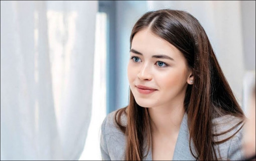 Chân dung hoa hậu 22 tuổi trở thành nghị sĩ Quốc hội