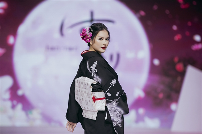 Minh Hang hoa co dau, Ly Nha Ky kin dao trong kimono