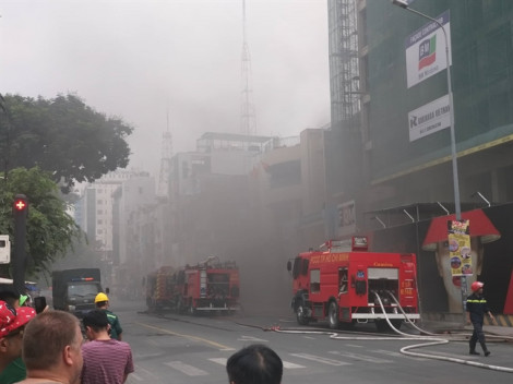 Cháy cao ốc đang xây ngay giữa trung tâm Sài Gòn