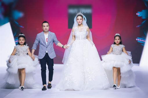 Minh Hằng hóa cô dâu, Lý Nhã Kỳ kín đáo trong kimono