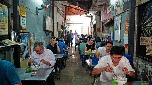 Quan bun thit nuong 'Nam lai Bac' tuoi doi hon nua the ki an minh duoi chung cu Nguyen Hue